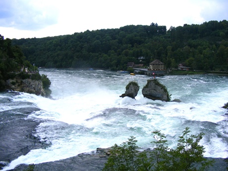 Die beiden Felsen inmitten des Rheinfalls vom Neuhausener Ufer aus gesehen, im Hintergrund das Schlössli Wörth.