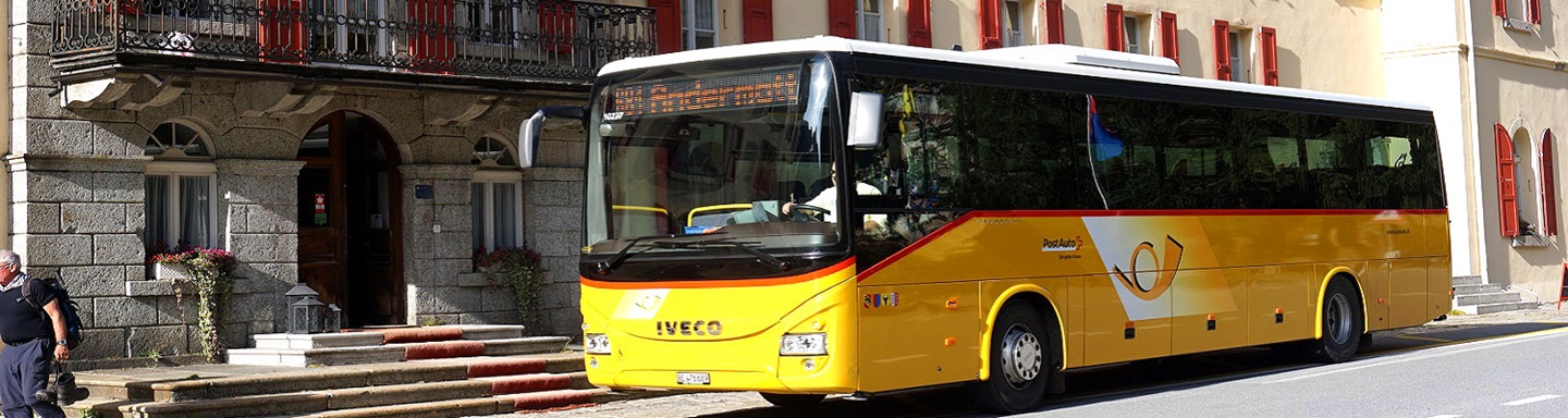 Ein Postbus auf der Fahrt nach Andermatt.