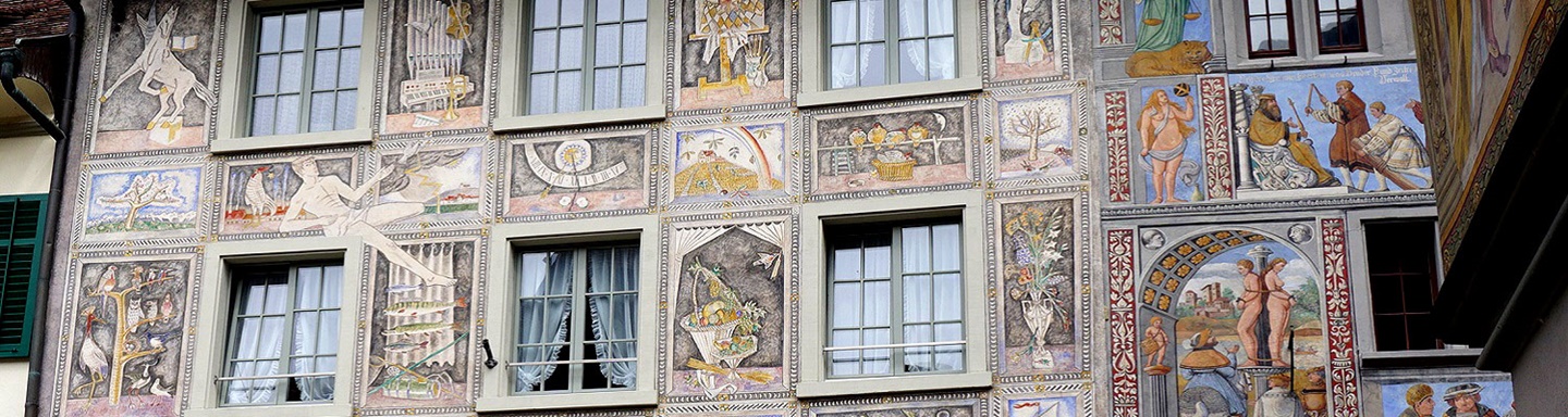 Detailreiche Fassadenmalerei am Gasthaus Weißer Adler in Stein am Rhein.