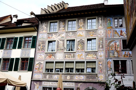 Die prächtigen Fassadenmalereien am Gasthaus Zum Weißen Adler in Stein am Rhein.