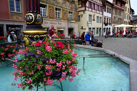 Mit Blumen geschmückter Brunnen auf dem Rathausplatz von Stein am Rhein.