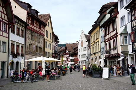 Eine der zahlreichen, mittelalterliches Flair versprühenden Gassen in der Altstadt von Stein am Rhein.