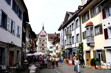 Das von der mittelalterlichen Stadtbefestigung übrig gebliebene Untertor in der Altstadt von Stein am Rhein.