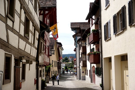 Schöner Blick in eine von Fachwerkhäusern gesäumte Gasse der Altstadt von Stein am Rhein.
