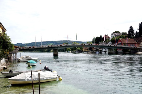 Die Rheinbrücke, die die beiden Stadtteile von Stein am Rhein voneinander trennt.