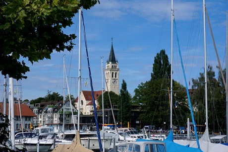 Die katholische St.-Johannes-Kirche in Romanshorn vom Hafen aus gesehen.