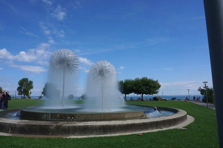 Die imposanten Wasserspiele des ASCO-Brunnens erinnern an riesige Pusteblumen.