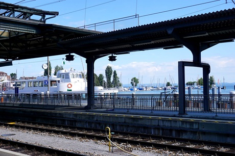 Die Bahngleise, die wesentlich zur Entwicklung Romanshorns beitrugen, liegen in direkter Nachbarschaft zum Hafen.