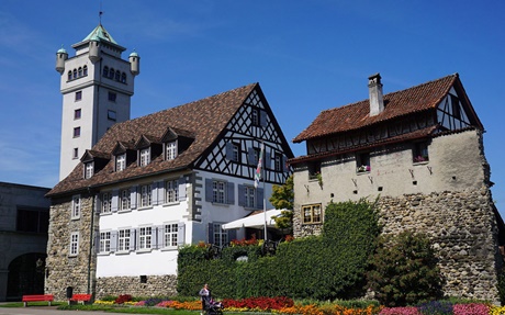 Das Hotel Römerhof und der Schädlerturm in der Altstadt von Arbon.