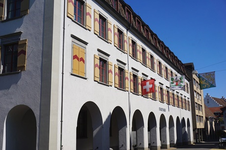 Das mit Stadt- und Kantonswappen sowie der Schweizer Nationalflagge geschmückte Stadthaus von Arbon.
