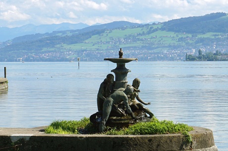 Der direkt am Bodenseeufer gelegene Nymphenbrunnen von Arbon.