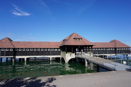Die auf Betonpfeilern direkt im Bodensee errichtete, schweizweit einzigartige Badehütte von Rorschach.