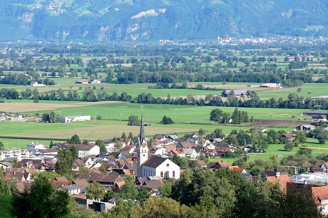 Marbach mit seiner katholischen St.-Georgs-Kirche im St. Galler Rheintal zwischen Altstätten und Heiden.