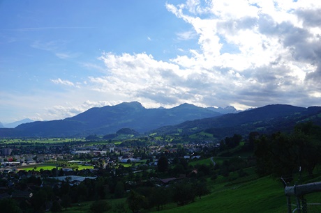 Blauer Himmel, Berge und sattgrüne Hänge - Idylle pur im St. Galler Rheintal bei Marbach.