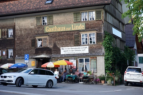 Schweizer Gemütlichkeit vor dem Gasthaus zur Linde in Altstätten.