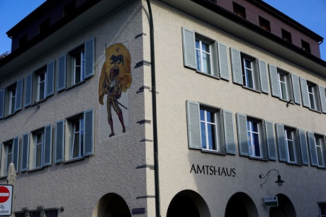 Wandmalerei und Wappen an der Fassade der Polizeiwache von Altstätten.
