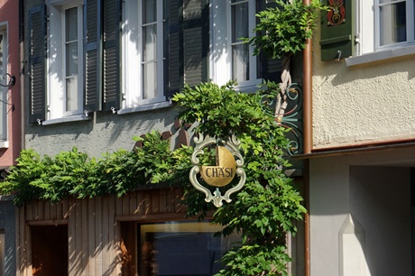 Die mit schmuckem Grün verzierte Fassade der Käserei "Chäsi Manser" in Altstätten.