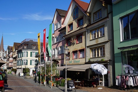 In der mit Fahnen geschmückten Altstadt von Altstätten.