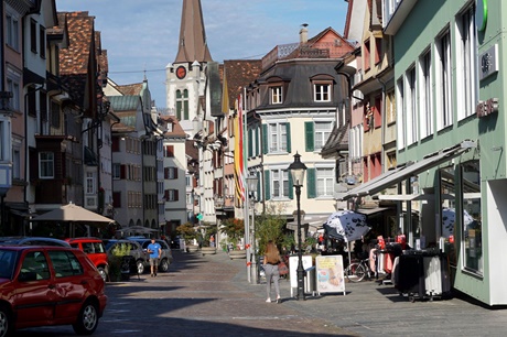 Blick in die historische Altstadt von Altstätten; im Hintergrund erhebt sich der Turm der Evangelischen Kirche.