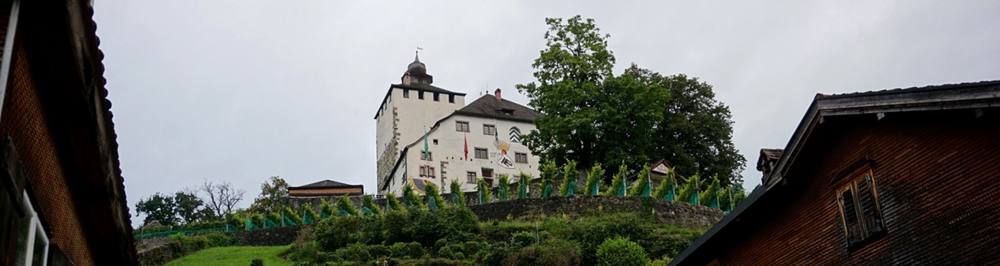 Schloss Werdenberg thront majestätisch über den Holzhäusern des gleichnamigen Ortes.