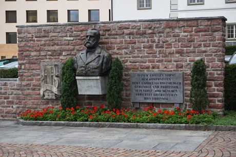 Büste und Ehrenmal des bekannten Komponisten Johann Gabriel von Rheinberger in Vaduz.