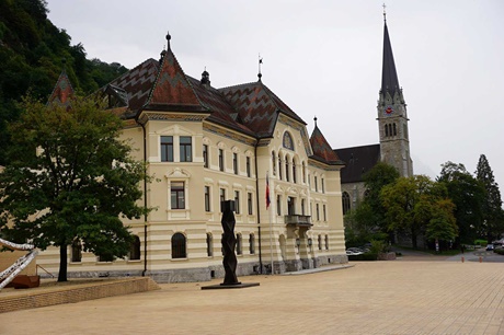 Regierungsgebäude und Kathedrale St. Florin in Vaduz.