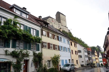 Der mächtige Bergfried von Schloss Sargans überragt die bunten Häuserfassaden der Sarganser Altstadt.