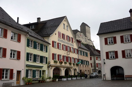 Blick in die Sarganser Altstadt mit dem Zunfthaus zum Löwen und dem dahinter liegenden Schloss.