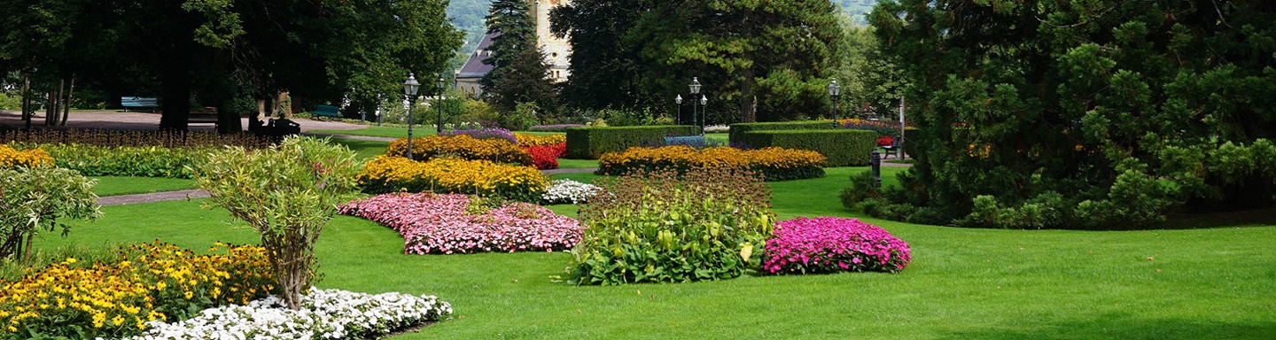 Der wunderschön mit Blumen geschmückte Kurpark von Bad Raga(rt)z.