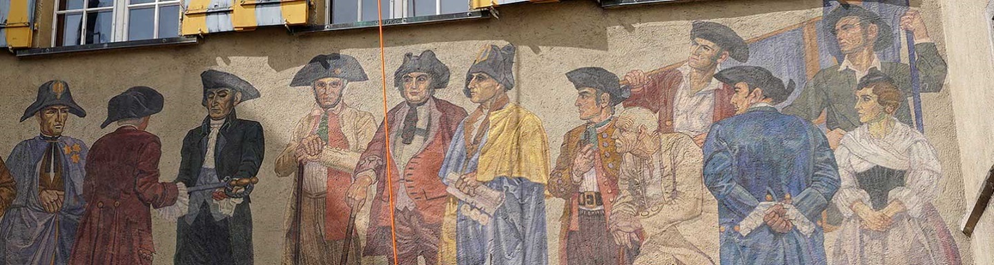 Eindrucksvolle Fassadenmalerei am Maienfelder Rathaus.