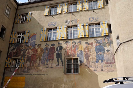 Fassadenmalerei am Rathaus von Maienfeld.