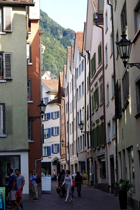 Blick in eines der engen Gässchen in der Churer Altstadt.
