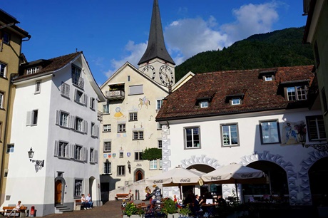 Der Turm der evangelischen Martinskirche überragt die Altstadt von Chur.