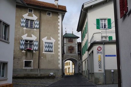 Schöner Blick auf das von der mittelalterlichen Stadtbefestigung übrig gebliebene Obere Tor von Ilanz.