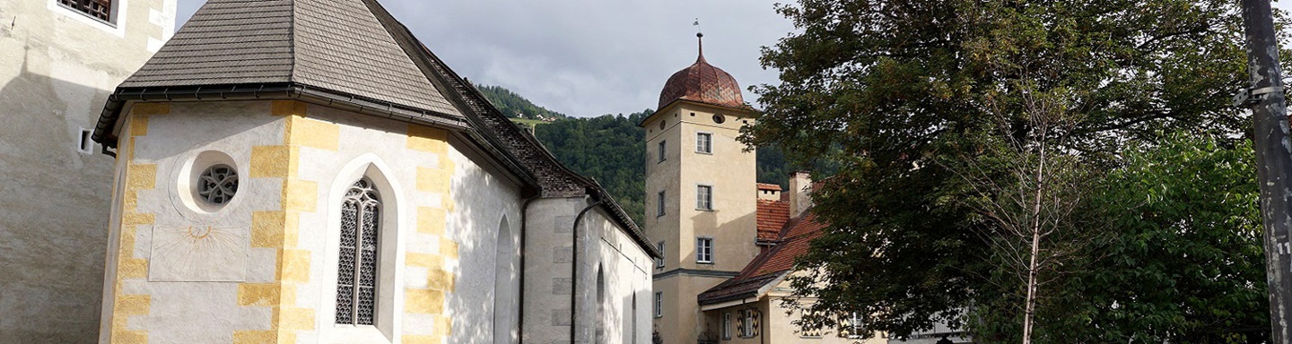 Die Casa Gronda und die reformierte St. Margarethenkirche in Ilanz.