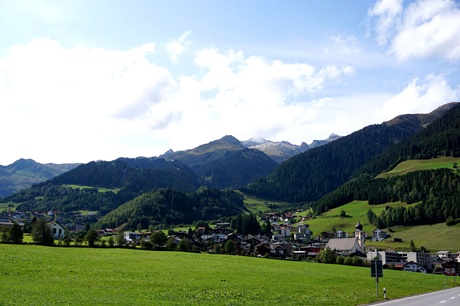 Schöner Blick auf das vor einer malerischen Alpenkulisse gelegene Disentis.