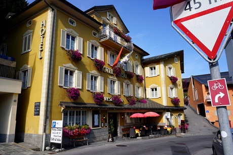 Das prächtig mit Blumen geschmückte Hotel Alpsu in Disentis.