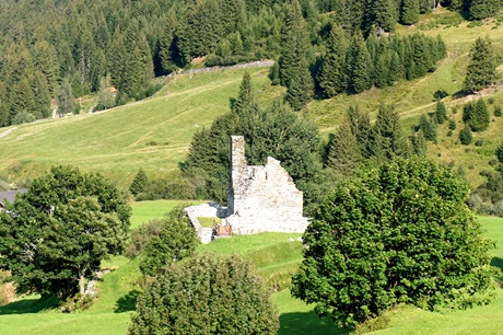 Die Ruine der Burg Pontaningen bei Sedrun.