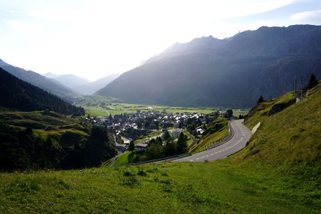 Blick auf das idyllisch zu Füßen mehrerer Alpenpässe gelegene Andermatt.