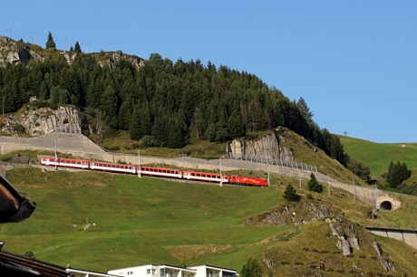 Die Oberalpbahn vor der Bergkulisse von Andermatt.
