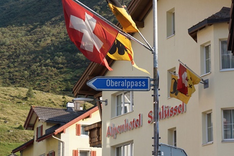 Wegweiser zum Oberalppass vor dem Alpenhotel Schlüssel in Andermatt.