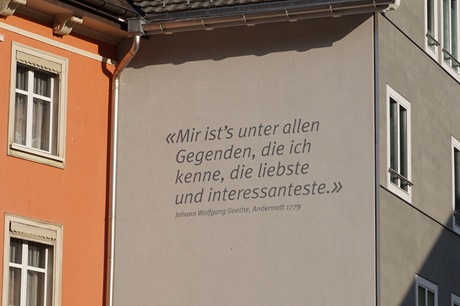 Ein Goethe-Zitat an einem Haus im Ortskern von Andermatt.