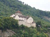 Schöner Blick auf das am Hang gelegene Schloss von Vaduz, in dem die Liechtensteiner Fürstenfamilie lebt.