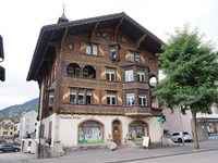 Ein typisches Schweizer Holzchalet in Ilanz.